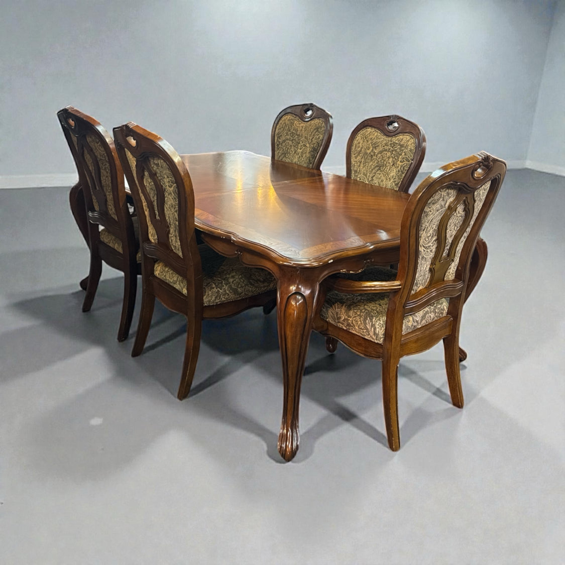 Table and 5 Chairs With Leaf