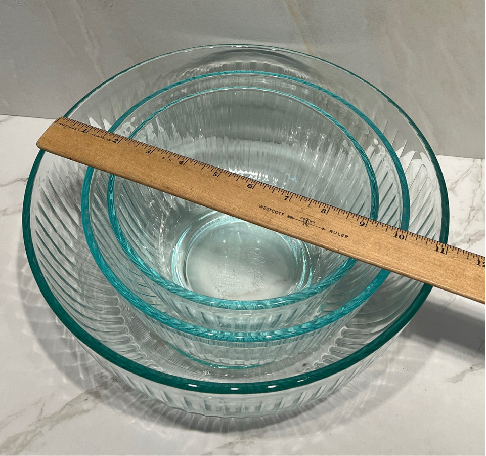 Set of 3 Pyrex Bowls