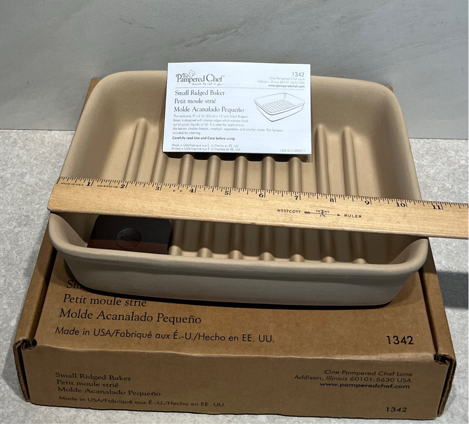 Pampered Chef Small Rodged Baker
