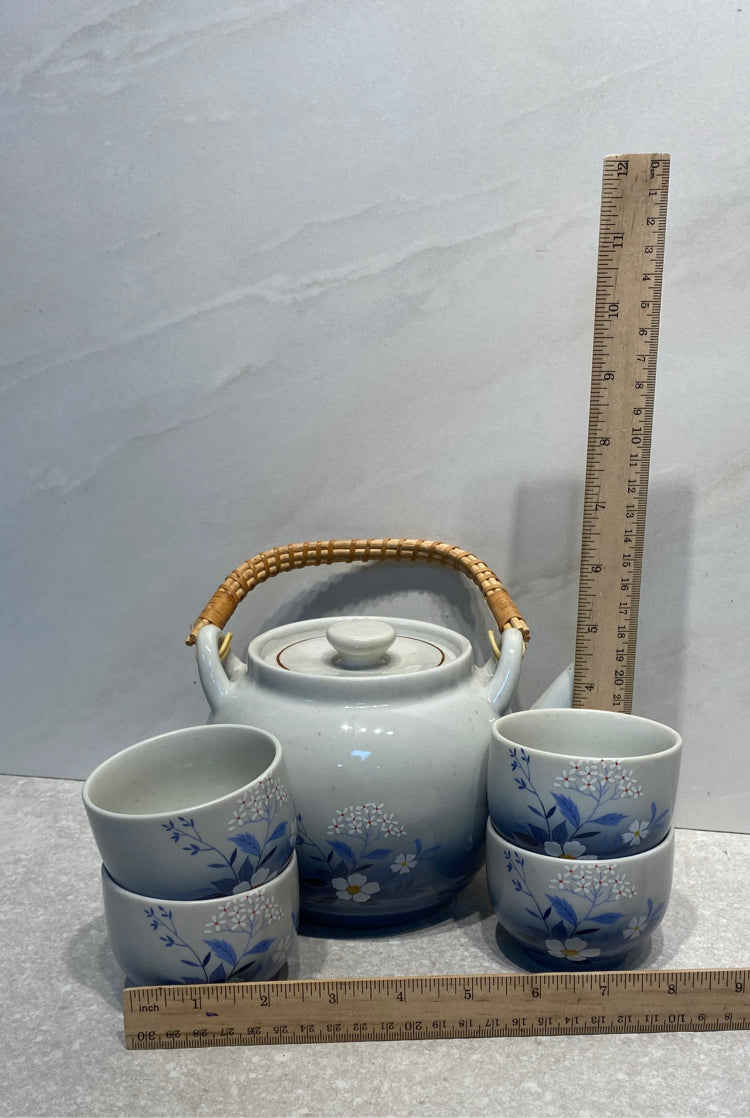 Teapot and 4 Glasses