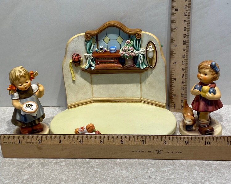 Hummel quilting Bee with 2 Figurines