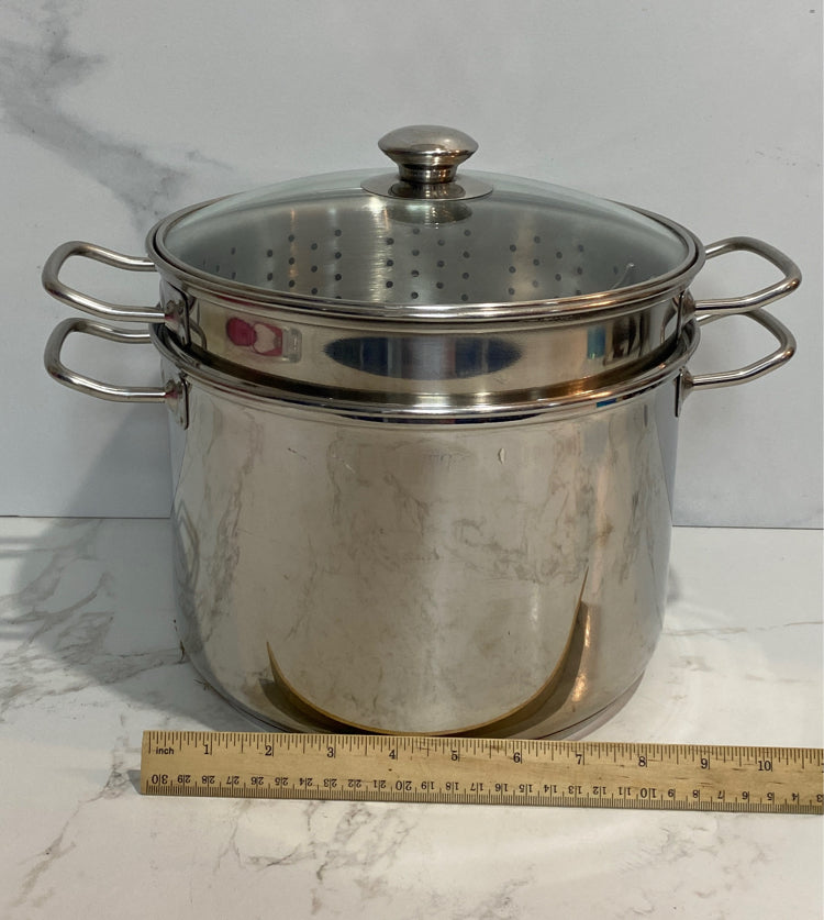 Williams Sonoma Covered Pot With Strainer