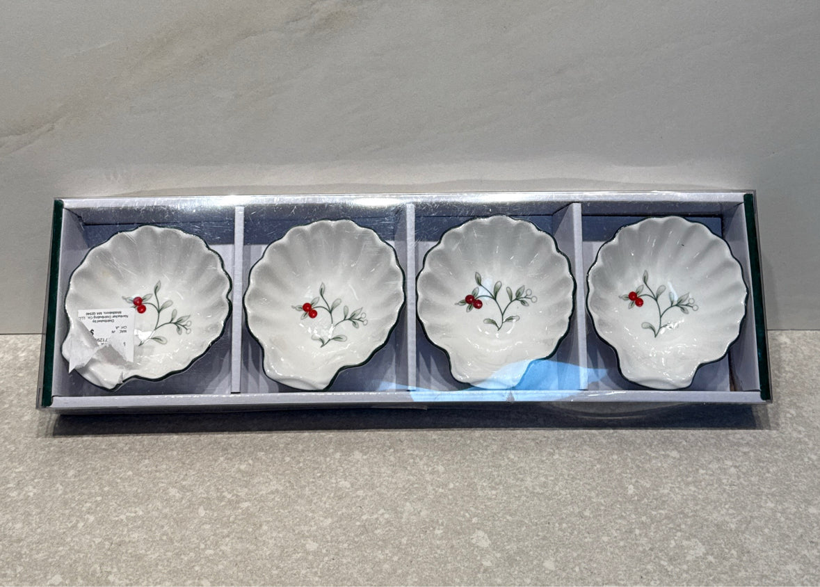 Set of 4 Winterberry Bowls