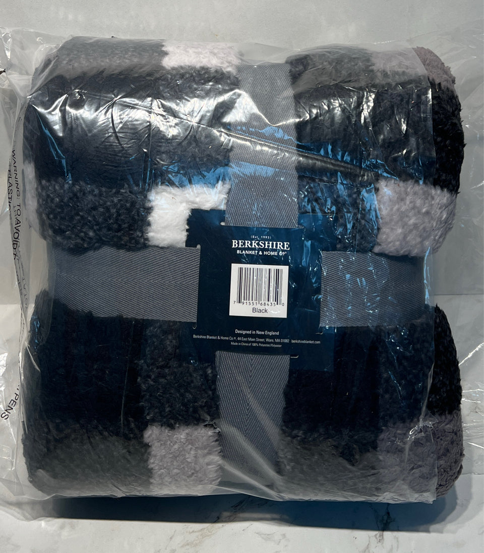 Cozy Wrap Blanket - New