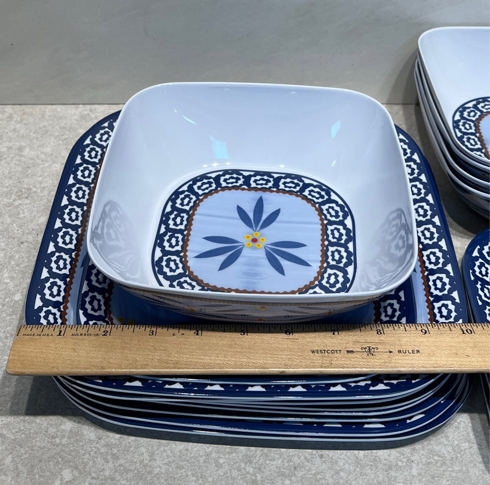 Temptations Plastic Dinnerware Set