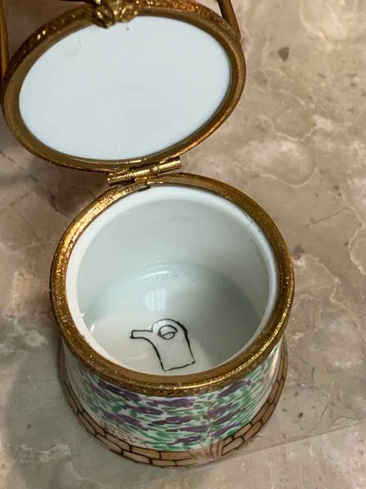 Peint Main Wishing Well Trinket