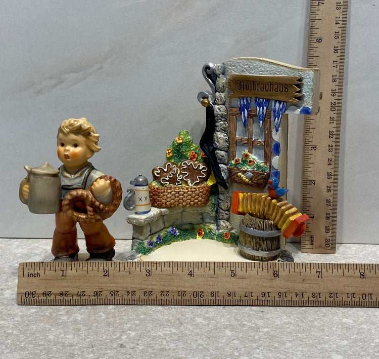 Hummel Bavarian Bier Garden with 1 Figurine