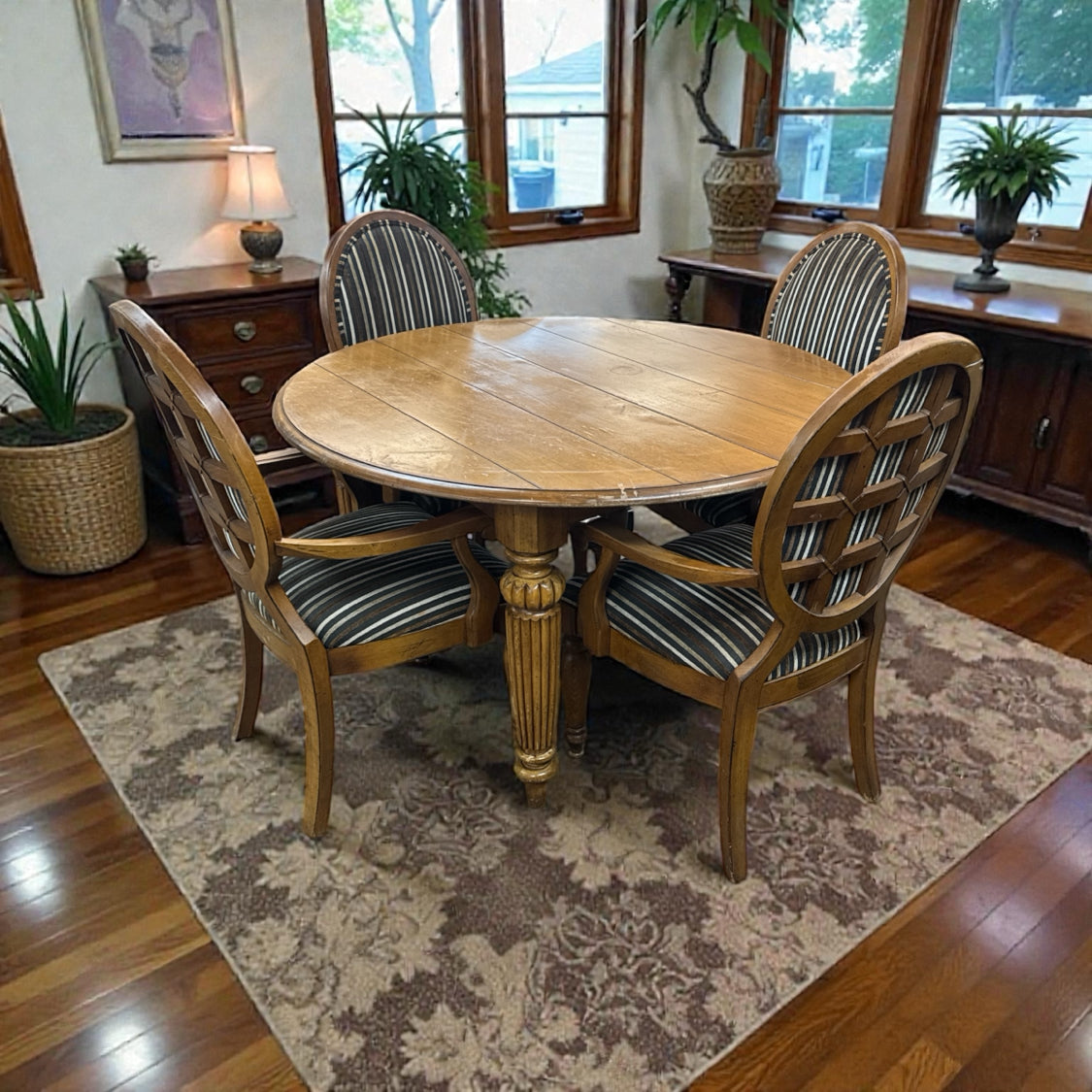 Table and 4 Chairs (2 Leafs)