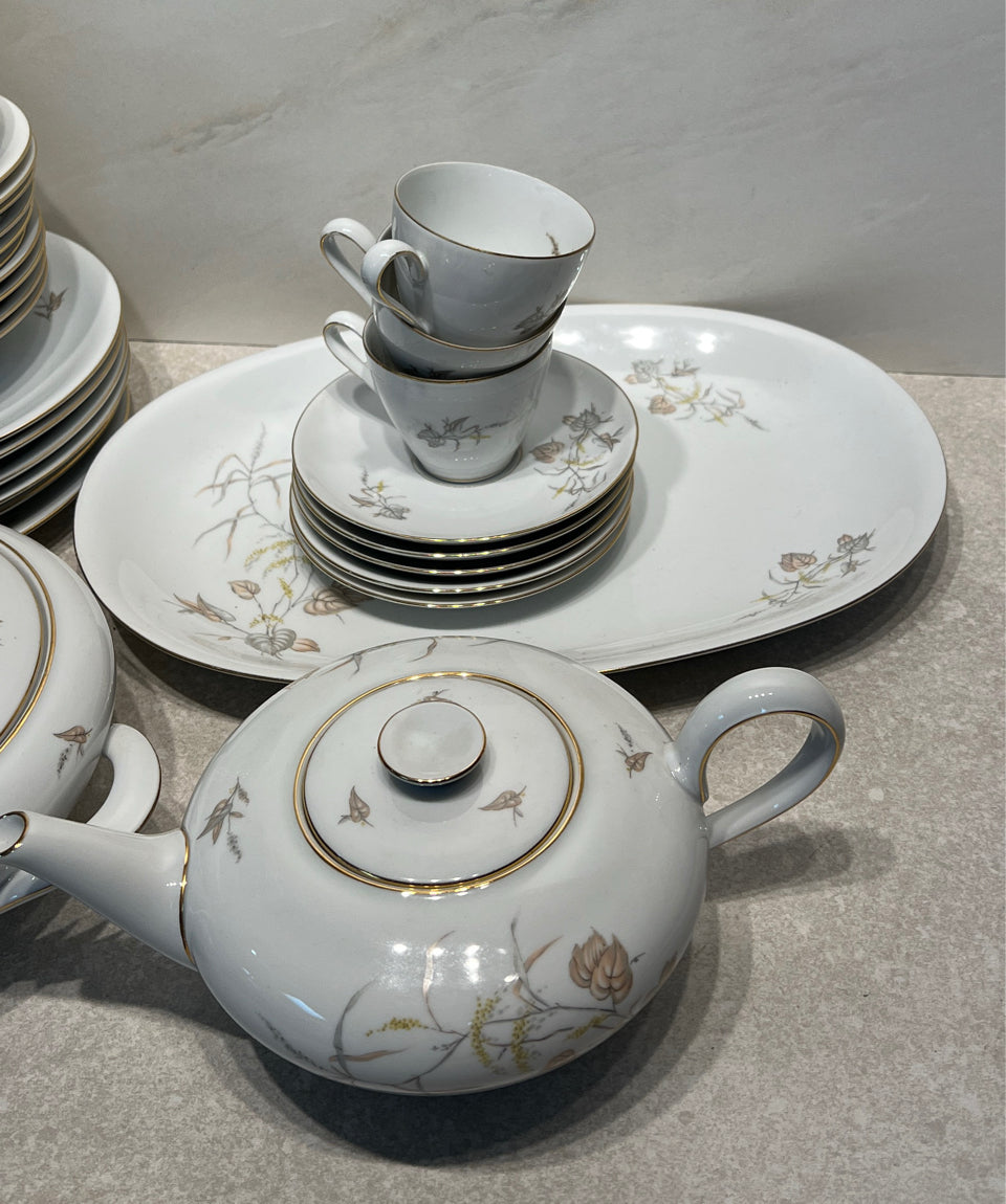 Krister Dinnerware Set