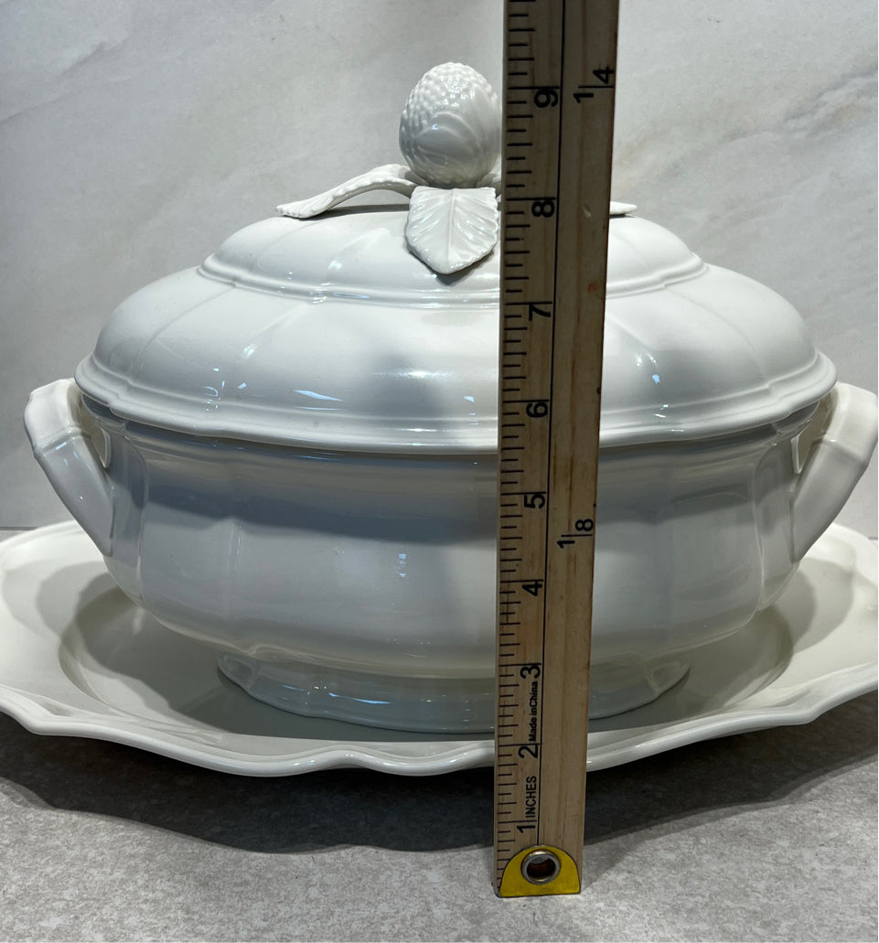 Villeroy & Boch Covered Vegetable Bowl With Underplate