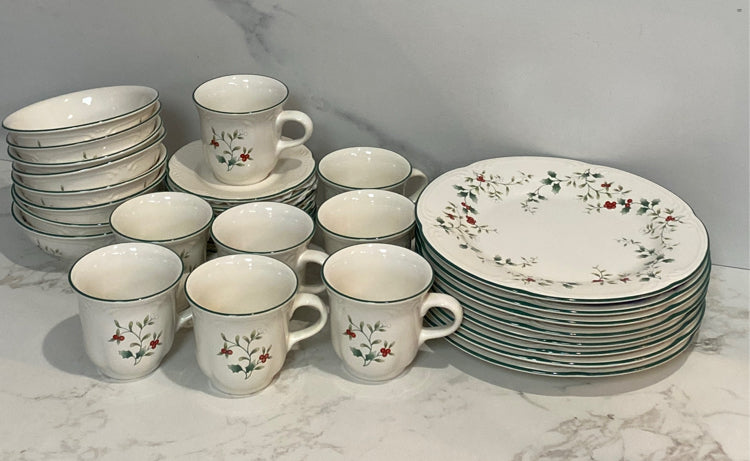 Pfaltzgraff Winterberry Dinnerware Set