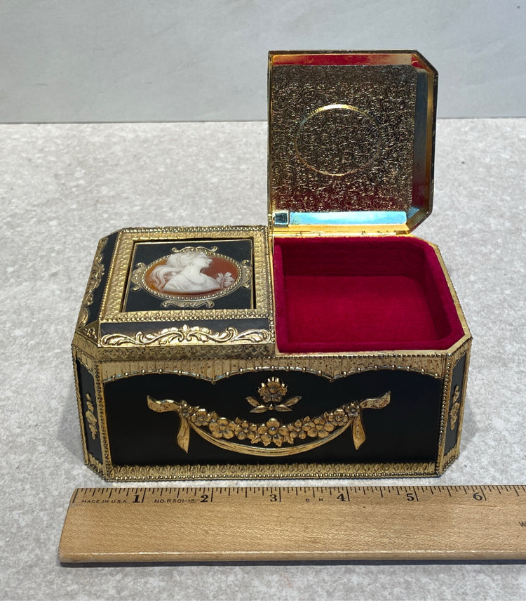 Splendid Cameo Musical Box