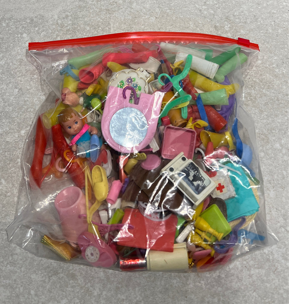 Lot of Old Barbie Accessoroes