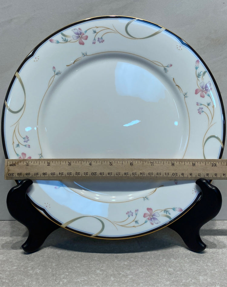 Set of 4 Lenox Constance Dinner Plates