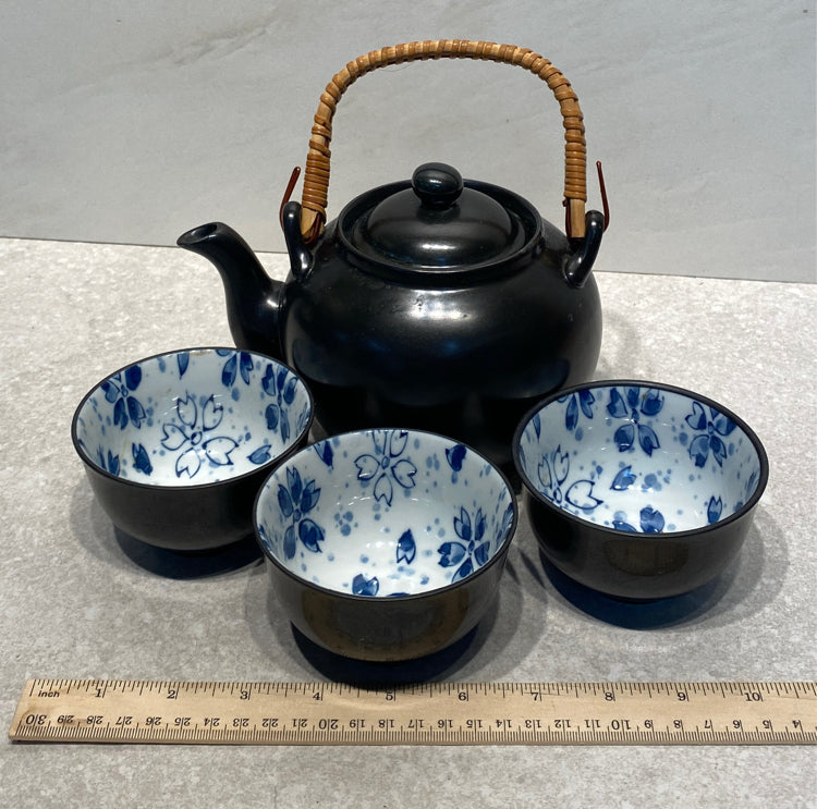 Teapot with 3 Cups