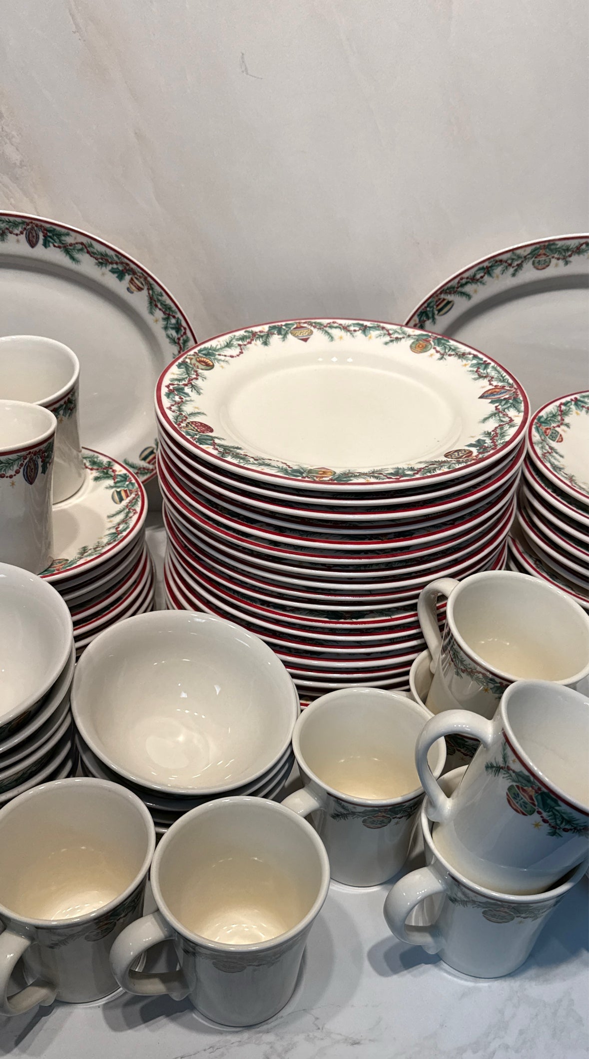 Pfaltzgraff Holiday Garland Dinnerware Set