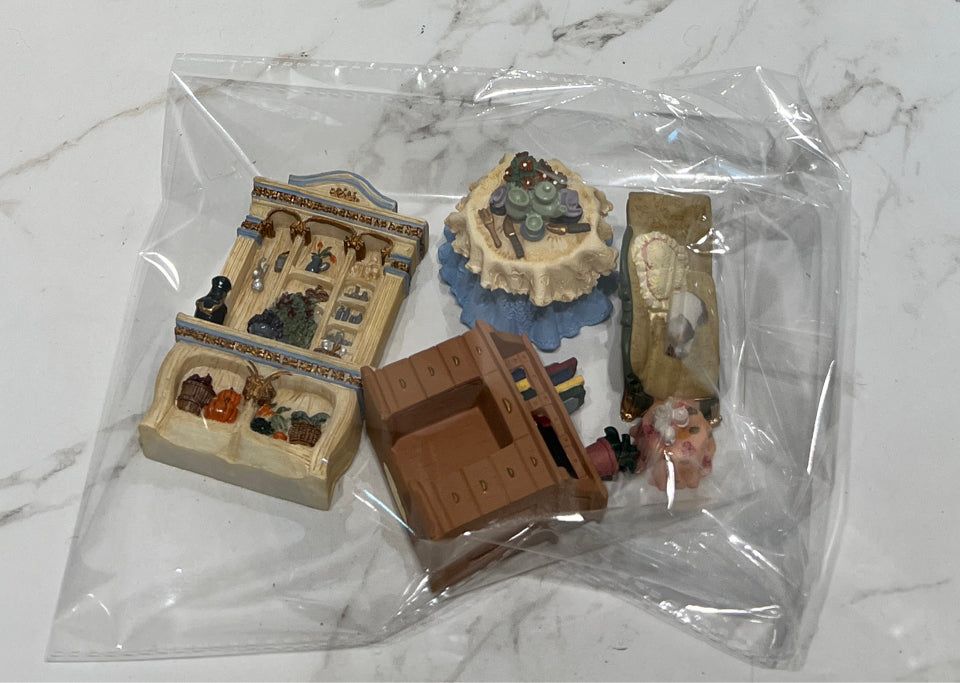 set of Figurines