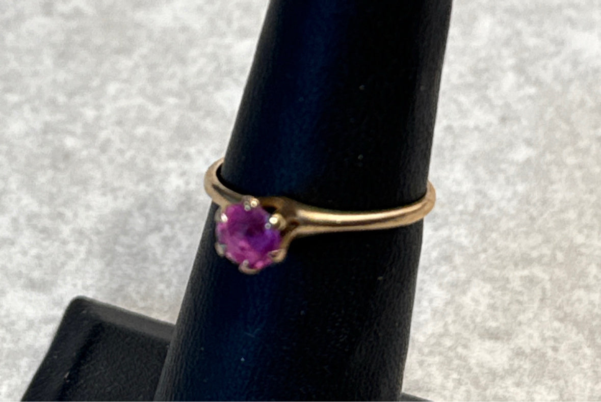 10K Gold Ring Sz. 5.25