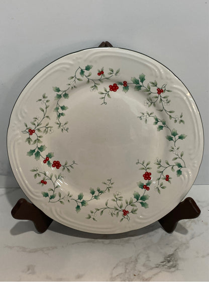 Pfaltzgraff Winterberry Dinnerware Set