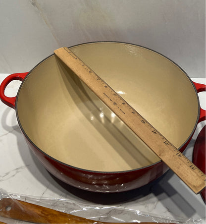 Le Creuset Covered Pot With Accessories Inside
