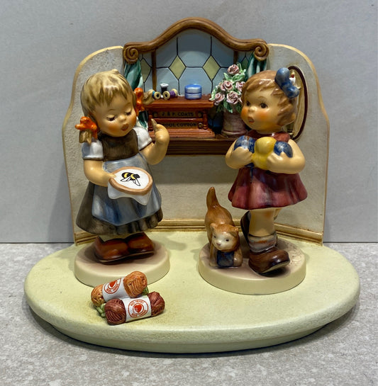 Hummel quilting Bee with 2 Figurines