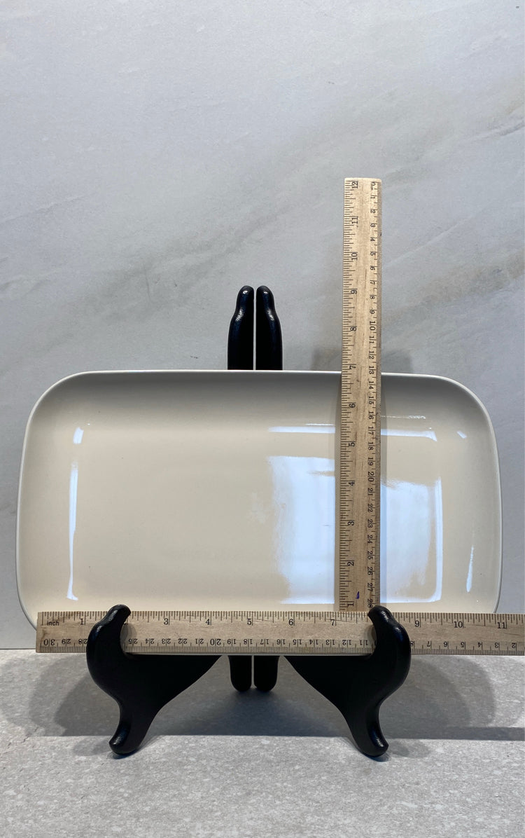 Set of 2 Plates on Stand