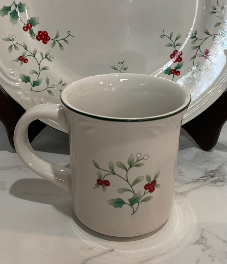 Pfaltzgraff Winterberry Dinnerware Set