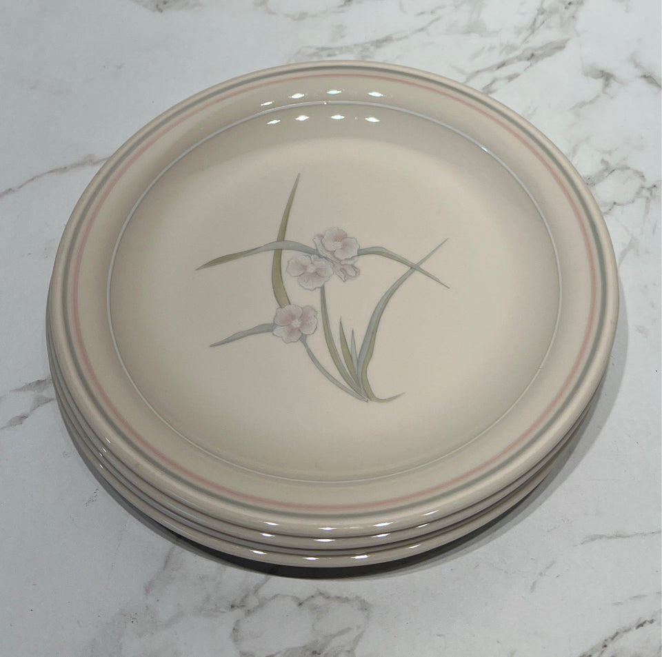 Set of 4 Corning Ware Plates