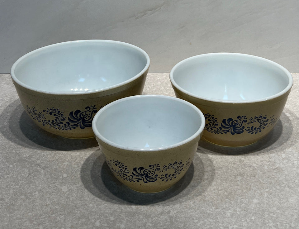 Pyrex Homestead Set of 3 Mixing Bowls - as is