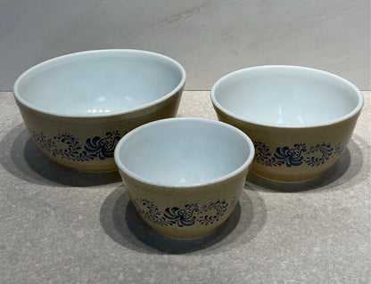 Pyrex Homestead Set of 3 Mixing Bowls - as is