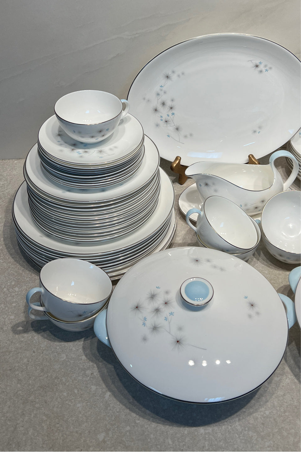 Royal Doulton Thistledown Dinnerware Set