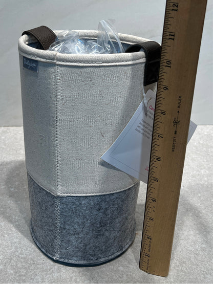Thirty-One Wine Holder
