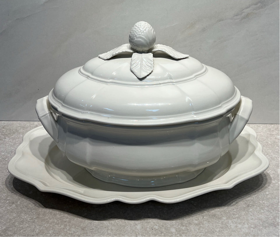 Villeroy & Boch Covered Vegetable Bowl With Underplate