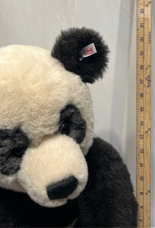 Steiff Panda with Ball 668302