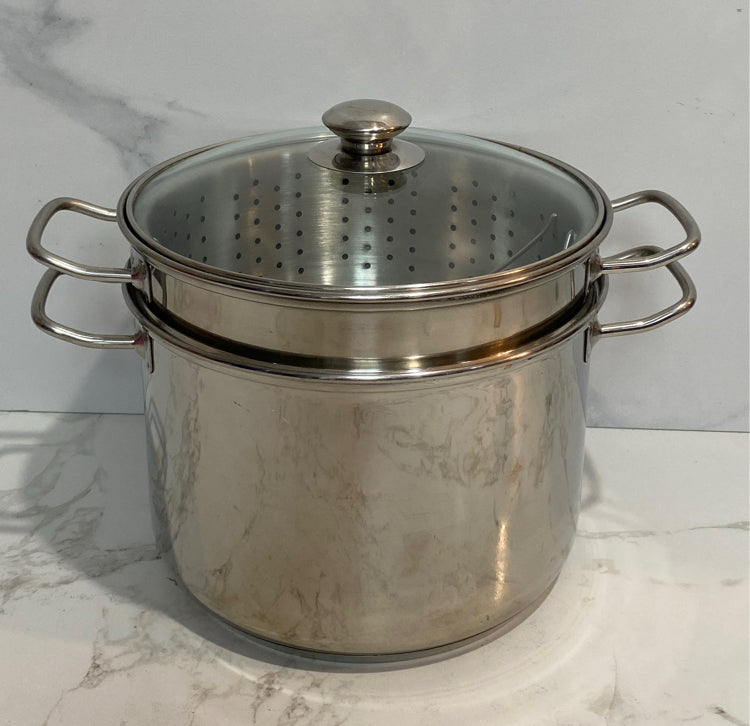 Williams Sonoma Covered Pot With Strainer