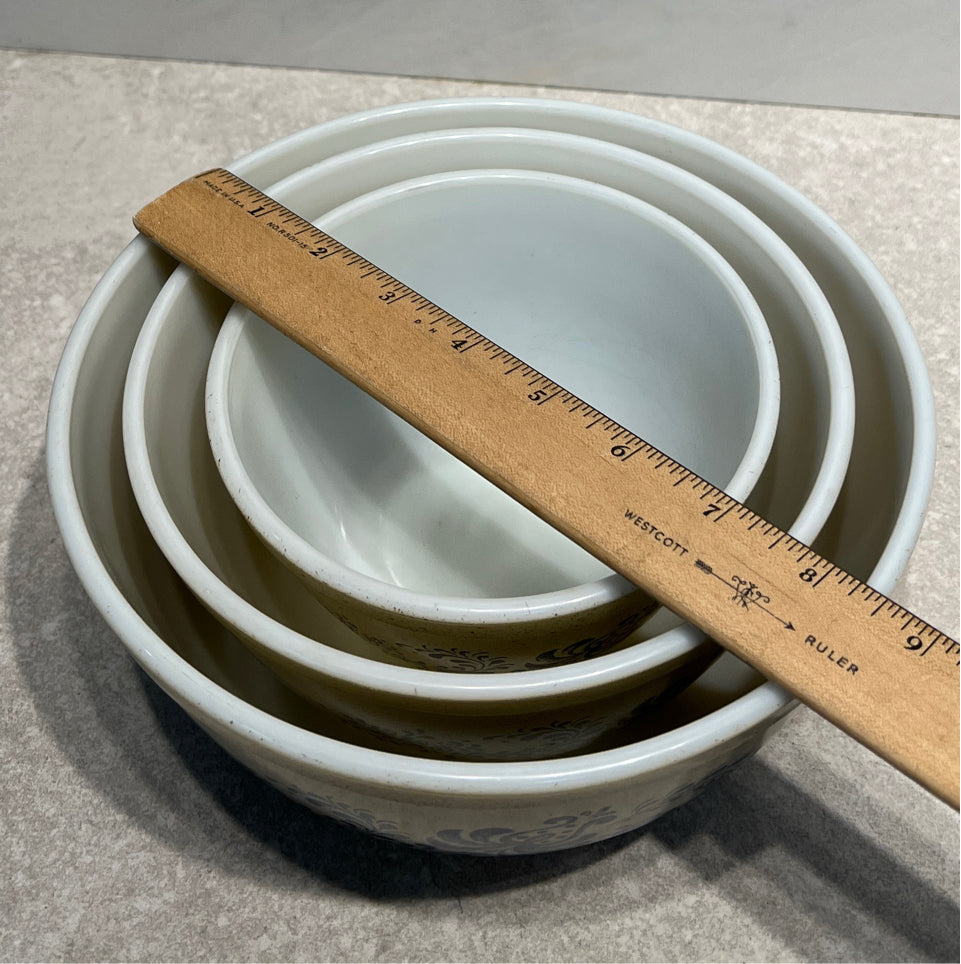 Pyrex Homestead Set of 3 Mixing Bowls - as is