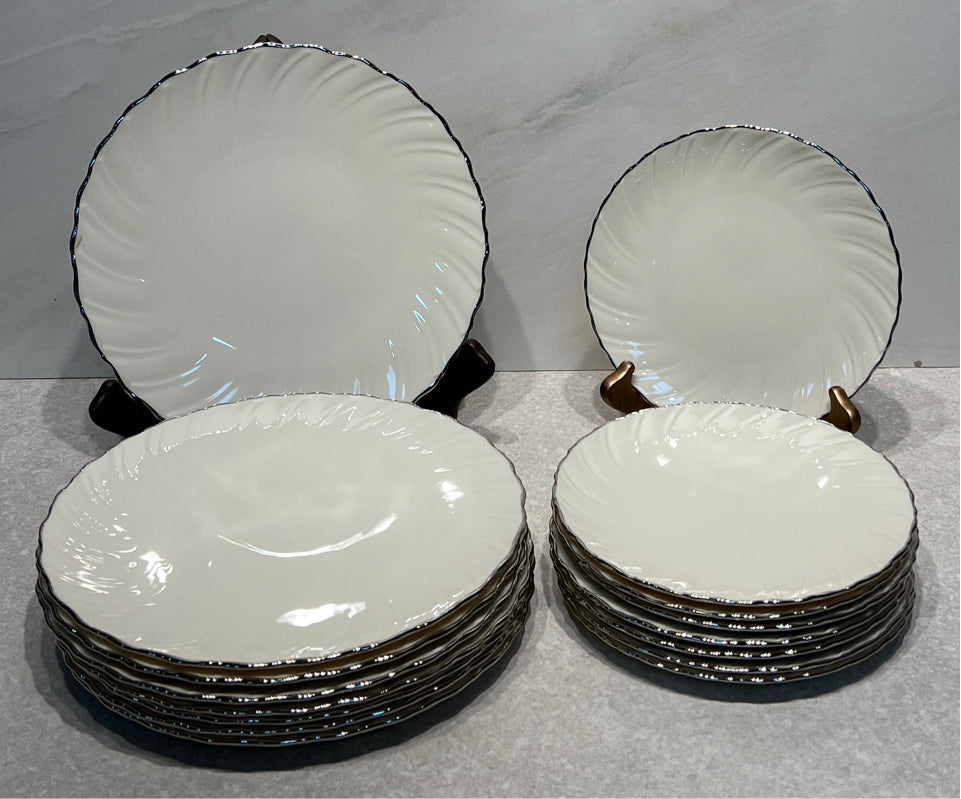 Set of 16 Lenox Weatherly Plates