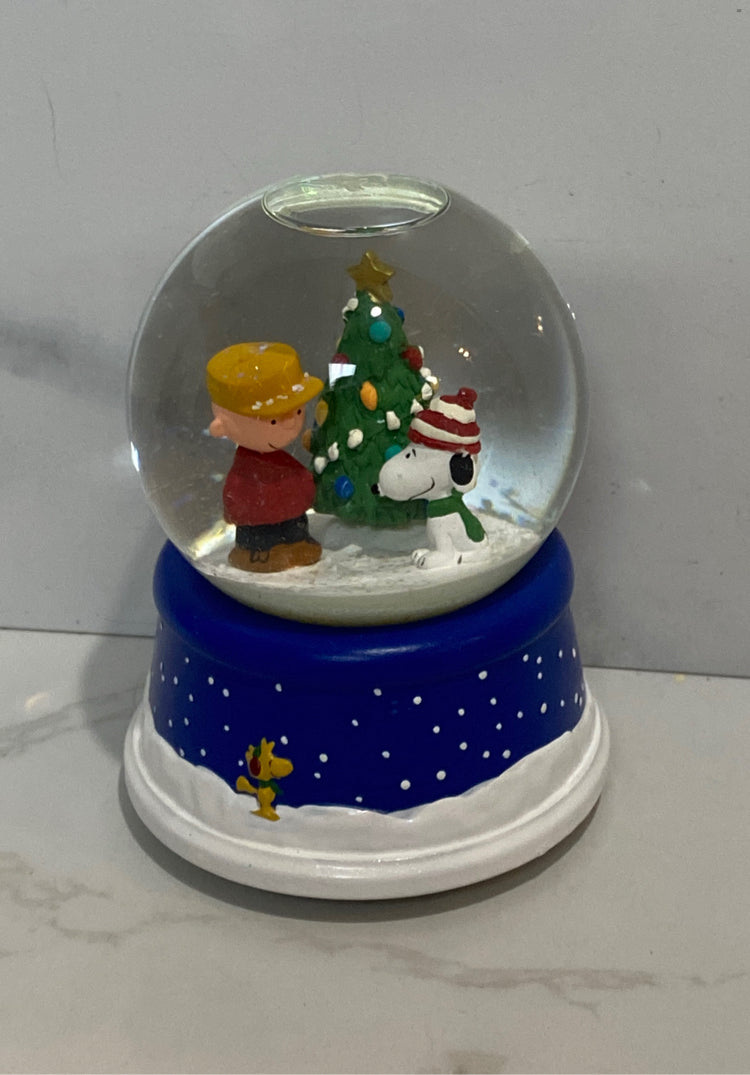 Snoopy Snowglobe