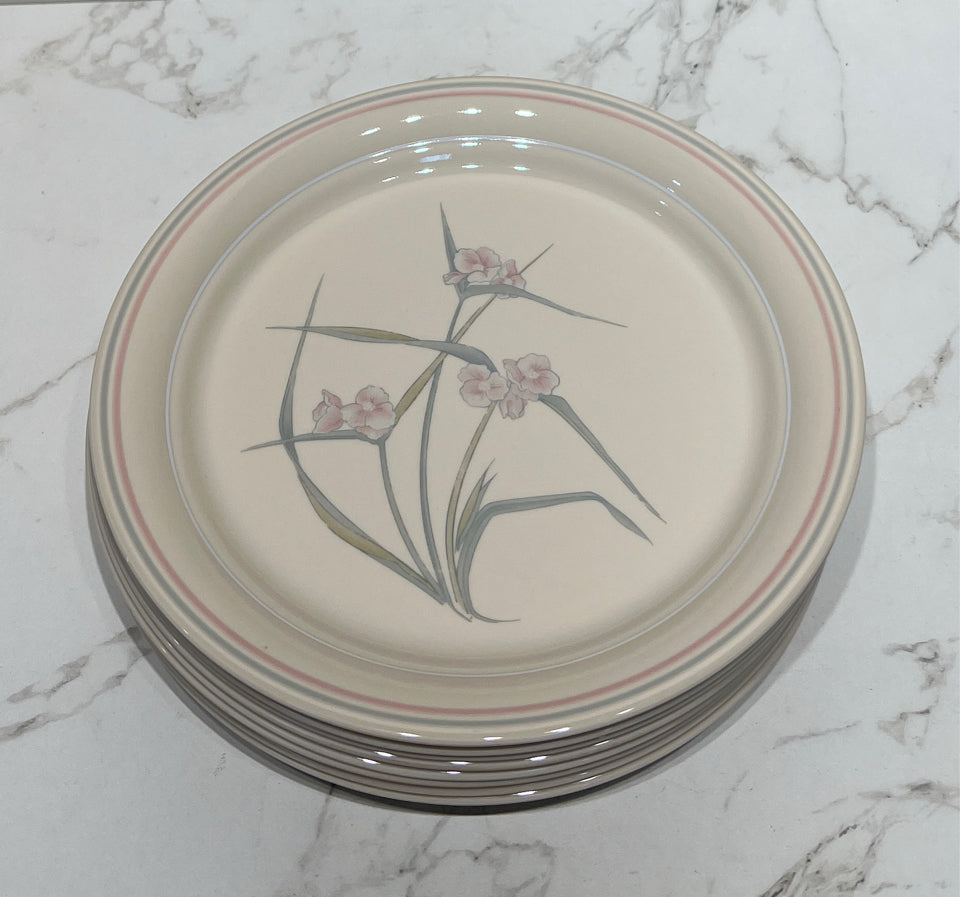 Set of 8 Corning Ware Plates