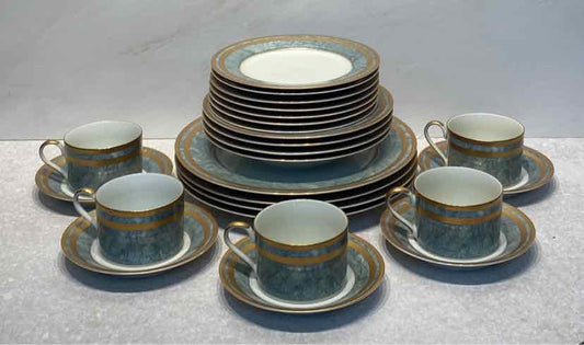 Oscar De La Renta Dinnerware Set