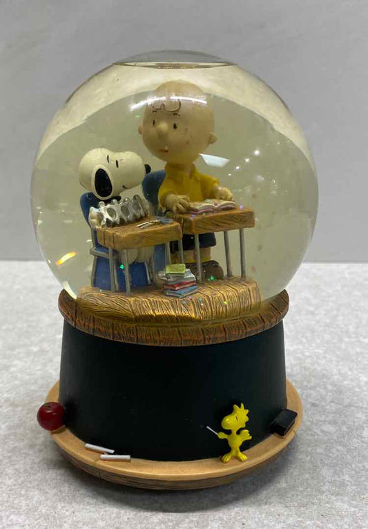 Peanuts Snowglobe