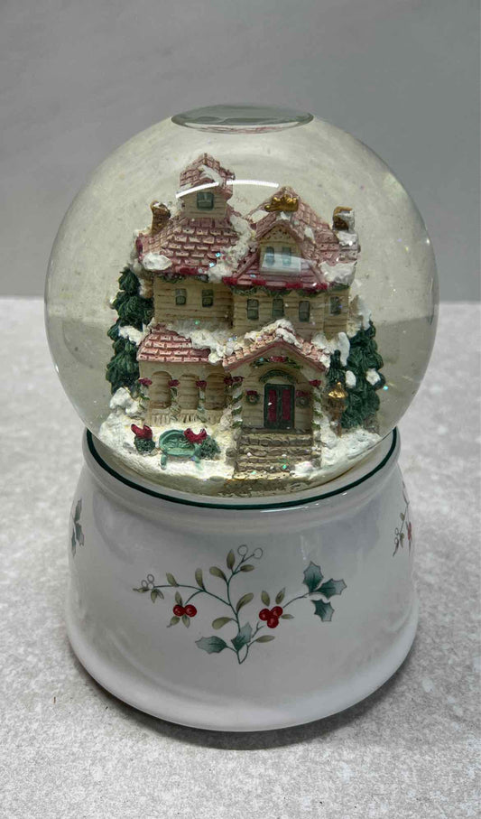 Pfaltzgraff Snowglobe