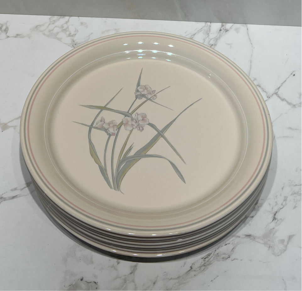Set of 8 Corning Ware Dinner Plates
