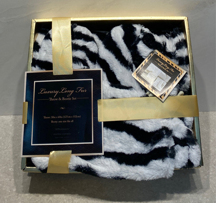 Throw and Bottie Set - New