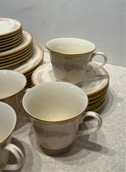 Lenox Cheasapeak dinnerware Set