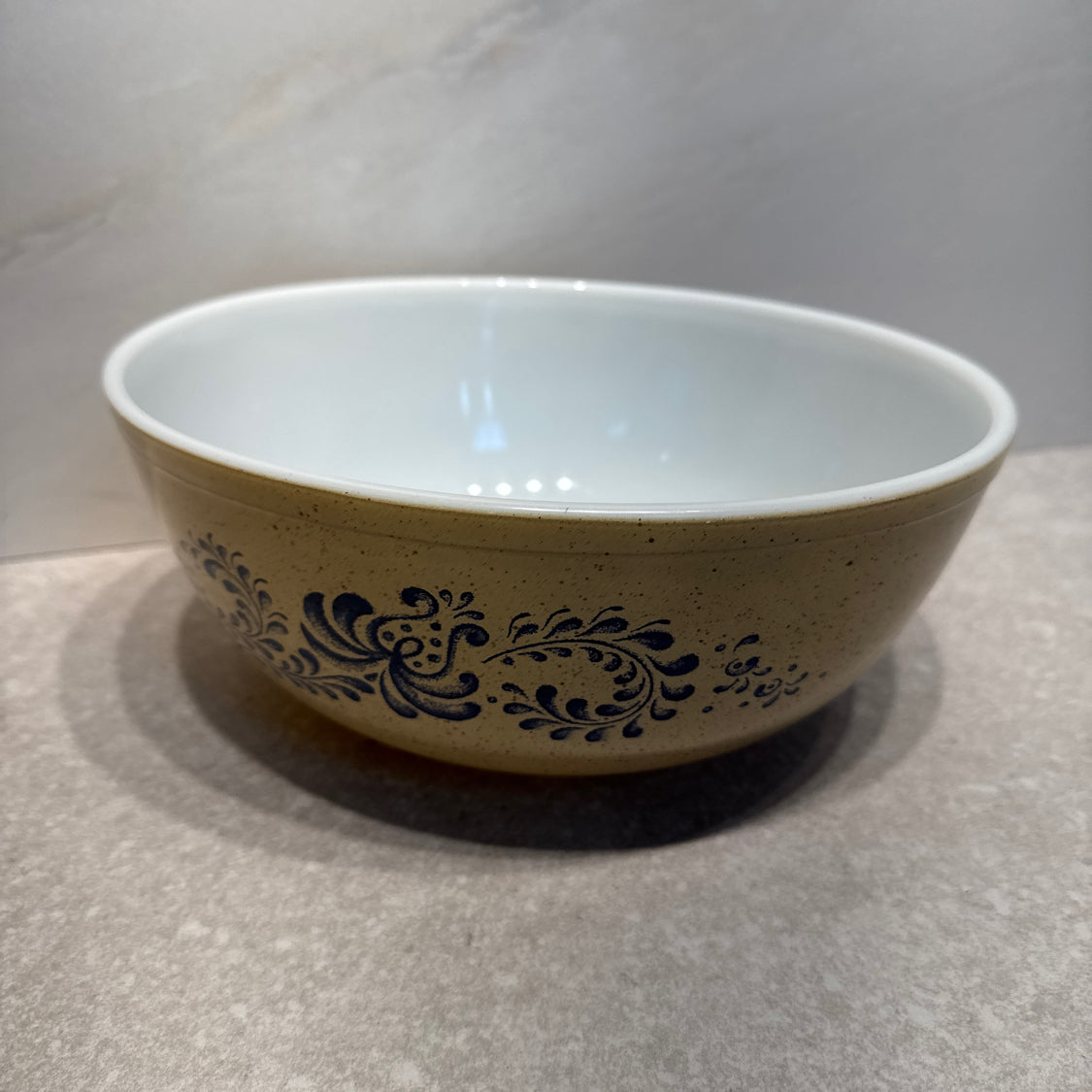 Pyrex 404 Homestead Bowl