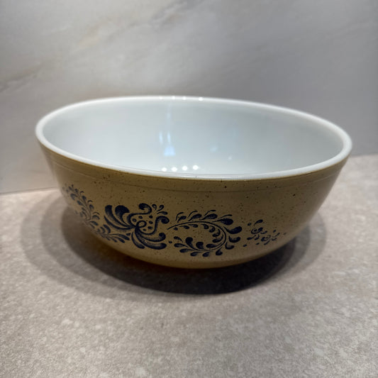 Pyrex 404 Homestead Bowl