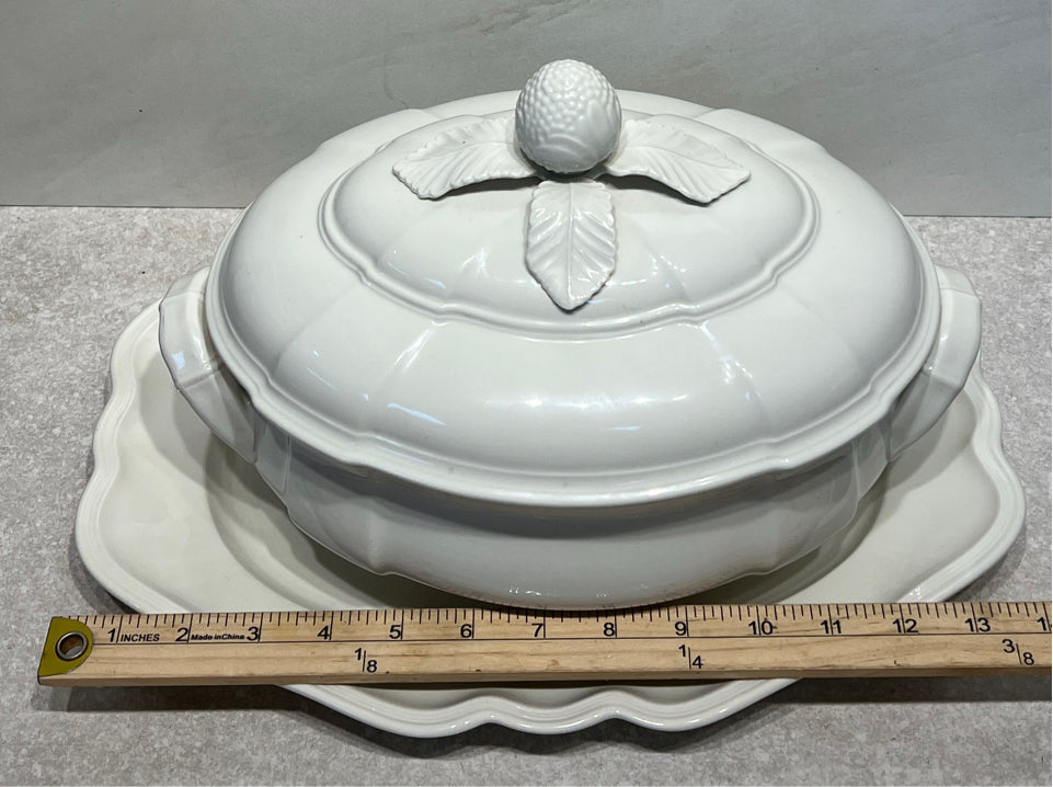 Villeroy & Boch Covered Vegetable Bowl With Underplate