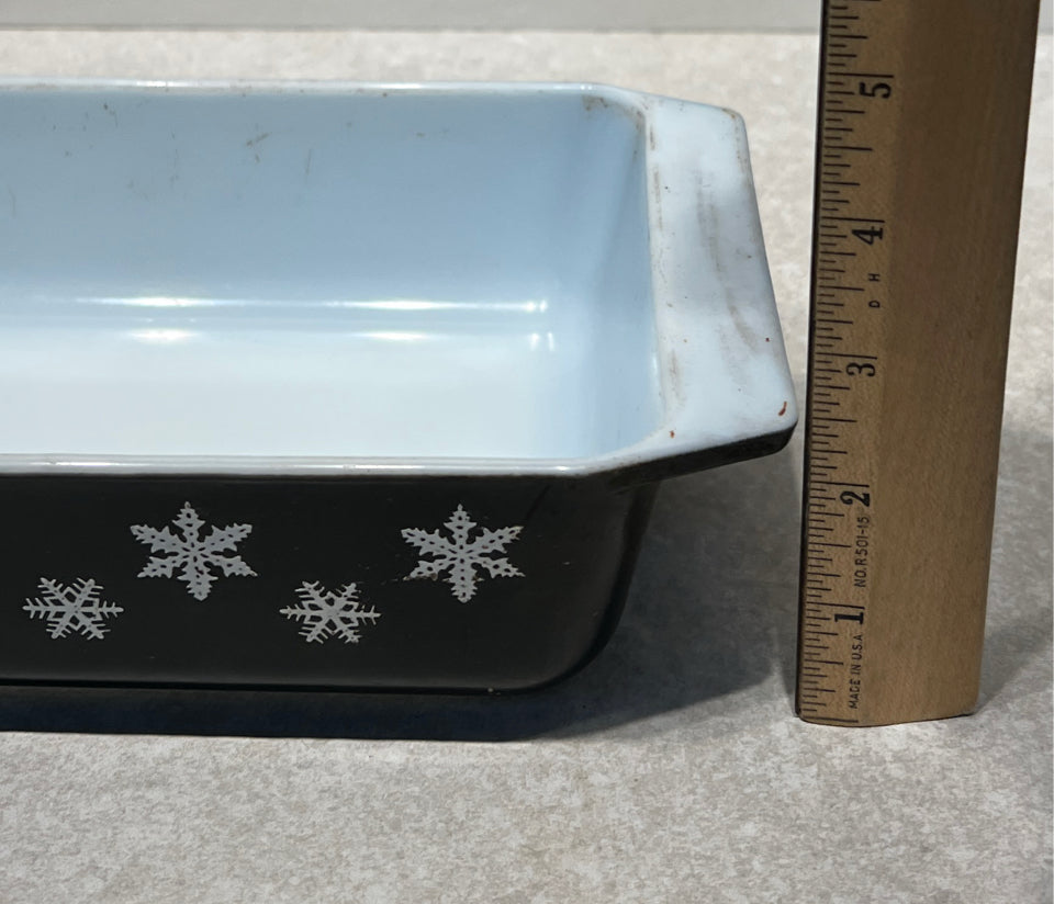 Pyrex Snowflake Casserole 575-B