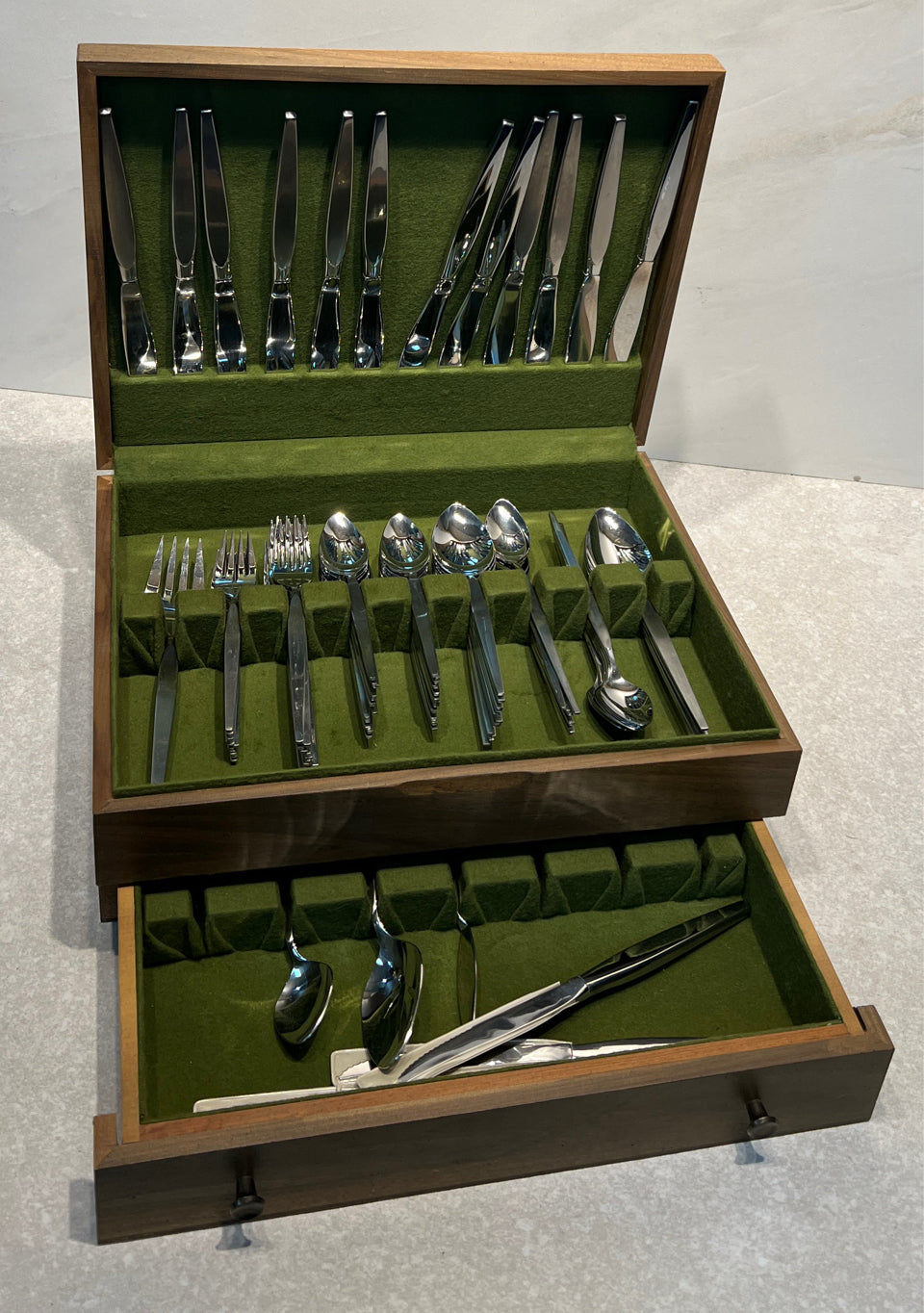 Oneida Stainless Steel Silverware Set